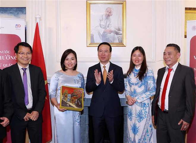 Presidente se reúne con vietnamitas residentes en Reino Unido ảnh 1 Presidente se reúne con vietnamitas residentes en Reino Unido ảnh 1