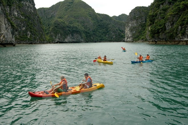 Provincia vietnamita modifica normas de actividades turísticas en Bahía de Ha Long ảnh 1 Provincia vietnamita modifica normas de actividades turísticas en Bahía de Ha Long ảnh 1