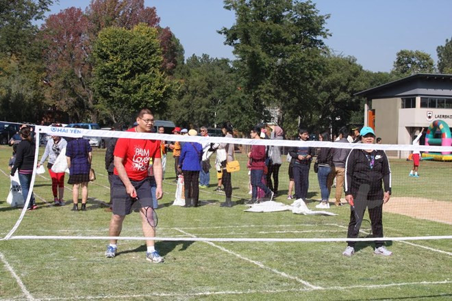Inauguran intercambio deportivo amistoso entre Embajada de Vietnam y Oficina Presidencial de Laos ảnh 1 Inauguran intercambio deportivo amistoso entre Embajada de Vietnam y Oficina Presidencial de Laos ảnh 1