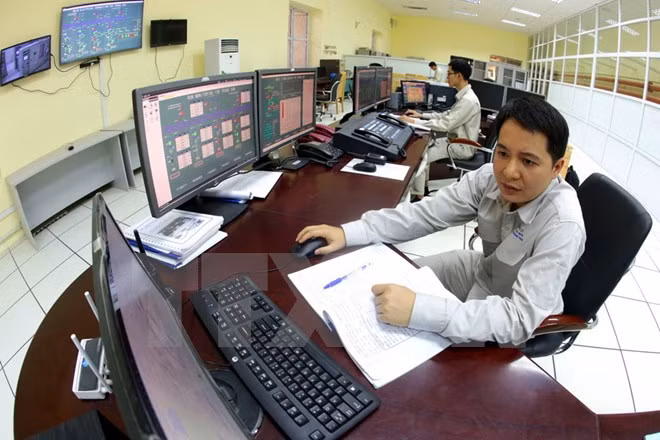 Conectan último generador de hidroeléctrica Trung Son a la red energética nacional ảnh 1