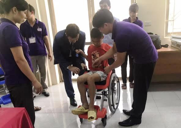 Embajada de Israel dona sillas de ruedas a niños discapacitados en Vietnam ảnh 1 Embajada de Israel dona sillas de ruedas a niños discapacitados en Vietnam ảnh 1