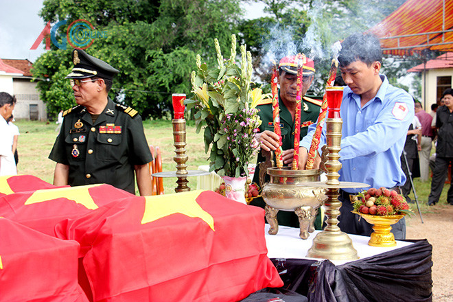 Repatrían restos de combatientes vietnamitas caídos en Camboya ảnh 1 Repatrían restos de combatientes vietnamitas caídos en Camboya ảnh 1