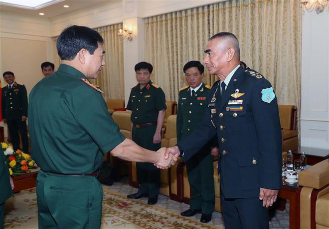 Dirigentes vietnamitas reciben a jefe de Fuerzas Armadas Reales de Tailandia ảnh 3 Dirigentes vietnamitas reciben a jefe de Fuerzas Armadas Reales de Tailandia ảnh 3