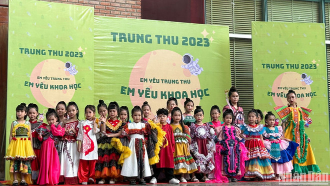 Celebran el Festival de Medio Otoño para niños en Hanoi ảnh 1 Celebran el Festival de Medio Otoño para niños en Hanoi ảnh 1