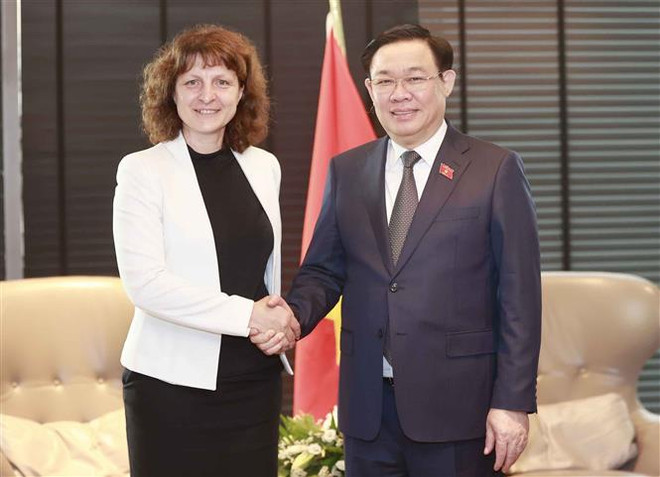 Presidente legislativo recibe a líderes de grupos económicos de Bulgaria y Dinamarca ảnh 2 Presidente legislativo recibe a líderes de grupos económicos de Bulgaria y Dinamarca ảnh 2