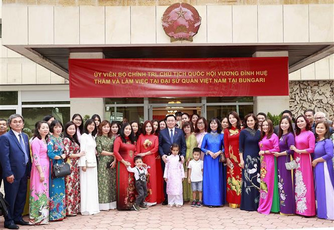 Presidente del Parlamento vietnamita continúa su gira en Bulgaria ảnh 2 Presidente del Parlamento vietnamita continúa su gira en Bulgaria ảnh 2
