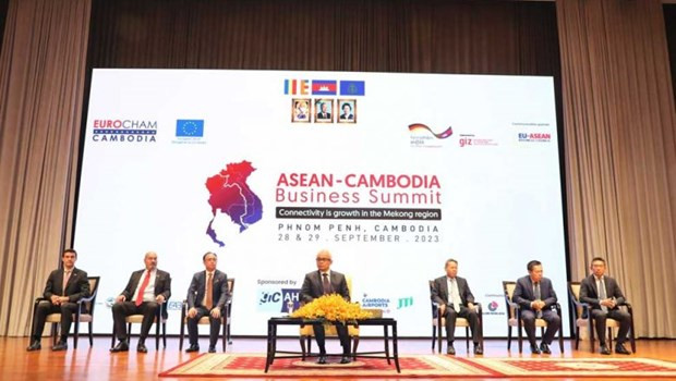 Celebran Cumbre de Negocios ASEAN-Camboya en Phnom Penh ảnh 1 Celebran Cumbre de Negocios ASEAN-Camboya en Phnom Penh ảnh 1