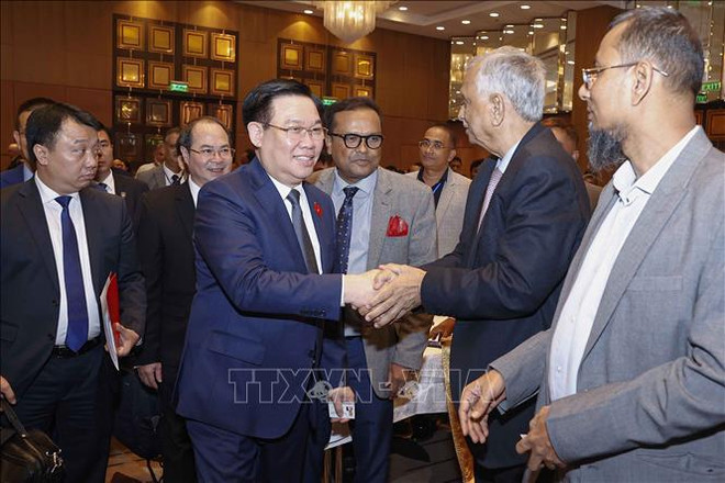Presidente del Parlamento asiste al Foro de promoción de cooperación económica Vietnam - Bangladesh ảnh 1 Presidente del Parlamento asiste al Foro de promoción de cooperación económica Vietnam - Bangladesh ảnh 1
