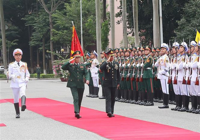 Dirigentes vietnamitas reciben a jefe de Fuerzas Armadas Reales de Tailandia ảnh 2 Dirigentes vietnamitas reciben a jefe de Fuerzas Armadas Reales de Tailandia ảnh 2