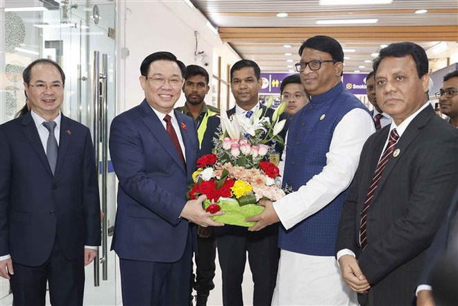 Presidente parlamentario vietnamita inicia visita oficial a Bangladesh ảnh 1 Presidente parlamentario vietnamita inicia visita oficial a Bangladesh ảnh 1