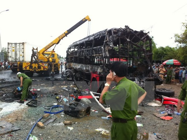 Exhortan cumplimiento más estricto de ley de tránsito tras accidente de autobuses ảnh 1 Exhortan cumplimiento más estricto de ley de tránsito tras accidente de autobuses ảnh 1