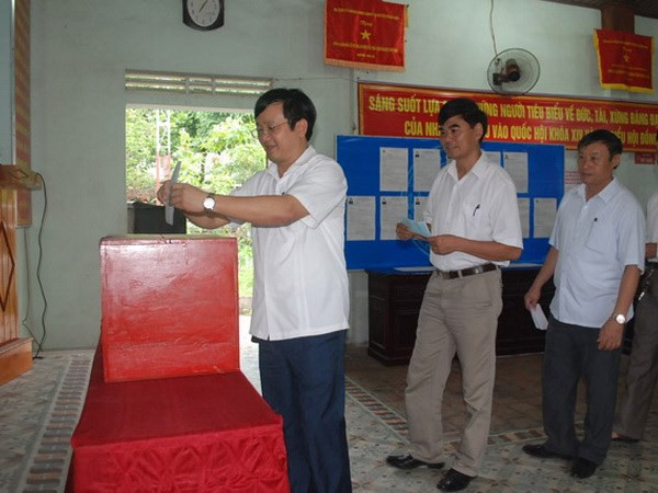 Entusiastas votantes vietnamitas en gran fiesta nacional ảnh 3 Entusiastas votantes vietnamitas en gran fiesta nacional ảnh 3