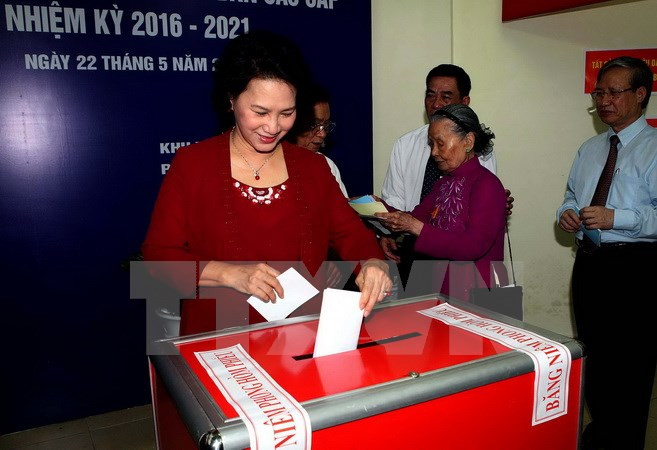 Líderes vietnamitas se unen a votantes en elecciones generales ảnh 3 Líderes vietnamitas se unen a votantes en elecciones generales ảnh 3