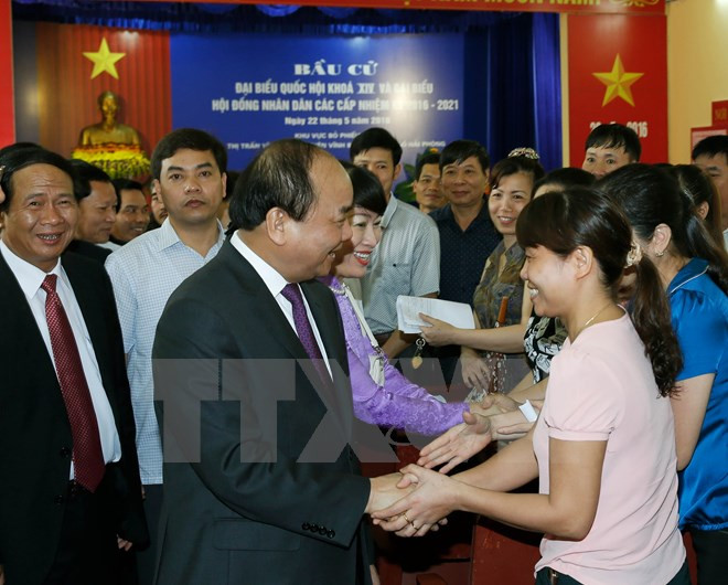 Líderes vietnamitas se unen a votantes en elecciones generales ảnh 4 Líderes vietnamitas se unen a votantes en elecciones generales ảnh 4