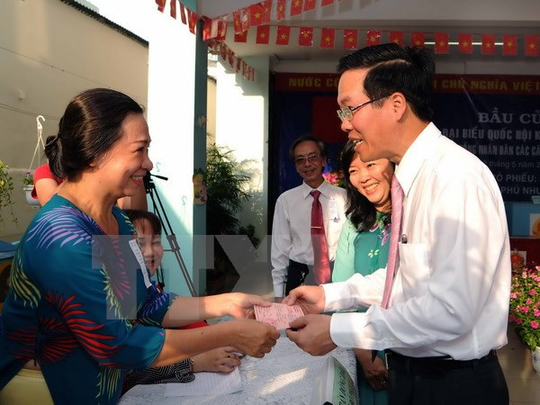 Líderes vietnamitas se unen a votantes en elecciones generales ảnh 5 Líderes vietnamitas se unen a votantes en elecciones generales ảnh 5