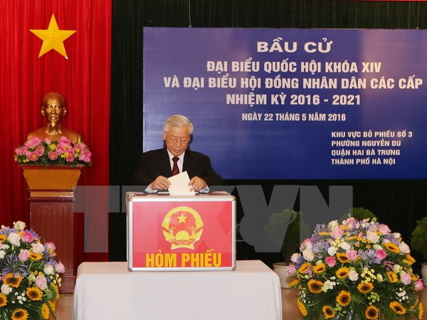 Líderes vietnamitas se unen a votantes en elecciones generales ảnh 1 Líderes vietnamitas se unen a votantes en elecciones generales ảnh 1