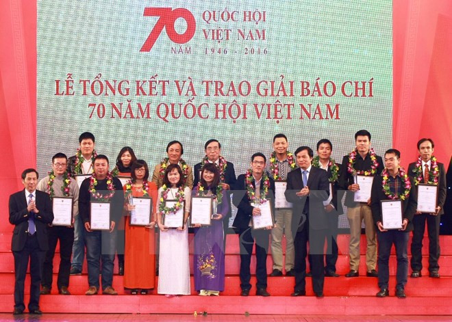Entregan premios a la prensa por 70 aniversario del Parlamento de Vietnam ảnh 1 Entregan premios a la prensa por 70 aniversario del Parlamento de Vietnam ảnh 1