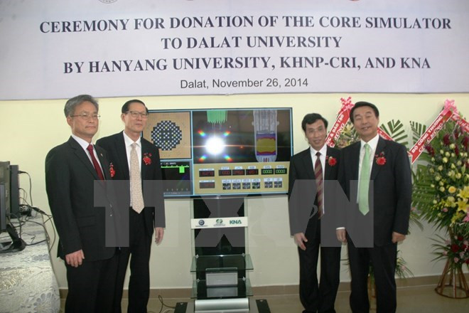 Instituto sudcoreano entrega equipamientos científicos a universidad vietnamita ảnh 1 Instituto sudcoreano entrega equipamientos científicos a universidad vietnamita ảnh 1