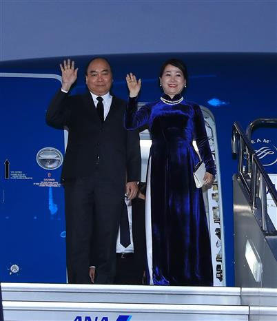 [Foto] Premier vietnamita llega a Tokio para su participación en la décima Cumbre Mekong- Japón ảnh 1