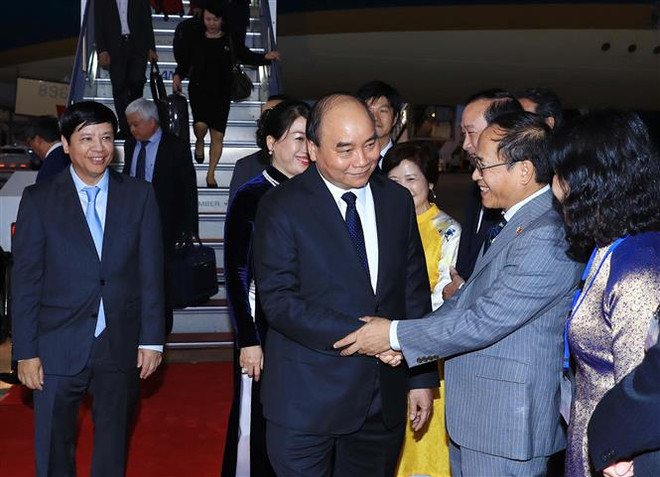 [Foto] Premier vietnamita llega a Tokio para su participación en la décima Cumbre Mekong- Japón ảnh 2
