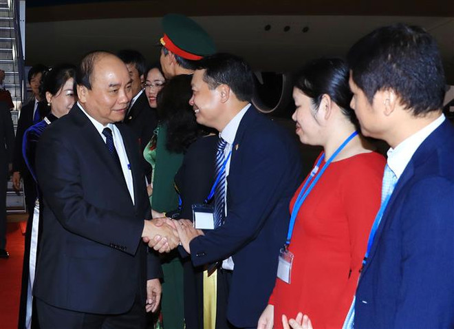 [Foto] Premier vietnamita llega a Tokio para su participación en la décima Cumbre Mekong- Japón ảnh 3
