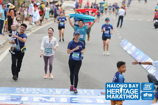 Miles de atletas participan en Maratón Internacional de la Bahía de Ha Long ảnh 1 Miles de atletas participan en Maratón Internacional de la Bahía de Ha Long ảnh 1