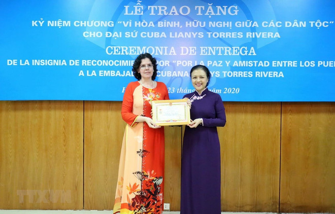 Condecoran a embajadora de Cuba en Vietnam con alta distinción de amistad ảnh 1 Condecoran a embajadora de Cuba en Vietnam con alta distinción de amistad ảnh 1