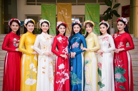 Fiesta de túnica tradicional vietnamita Ao dai en Hanoi ảnh 1