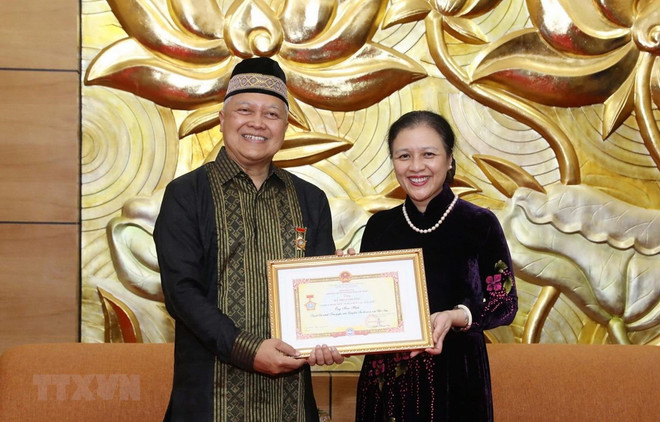 Condecoran a embajador indonesio con medalla de amistad de Vietnam ảnh 1