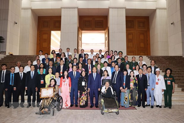 Recibe premier de Vietnam a personas con destacadas contribuciones a la comunidad ảnh 1 Recibe premier de Vietnam a personas con destacadas contribuciones a la comunidad ảnh 1