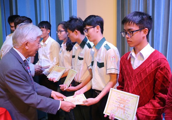 Entregan becas Vallet a estudiantes del Centro de Vietnam ảnh 1 Entregan becas Vallet a estudiantes del Centro de Vietnam ảnh 1