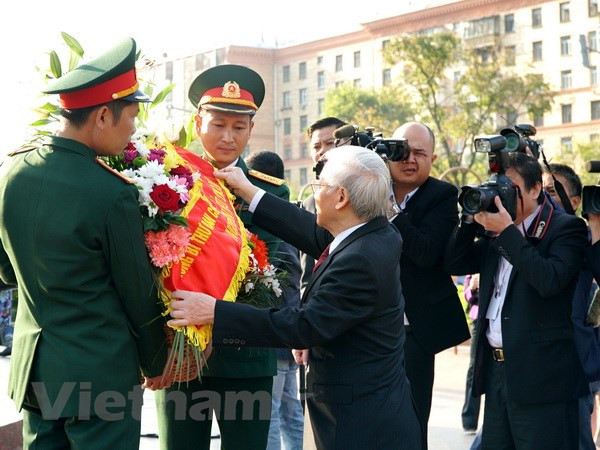 Máximo dirigente partidista de Vietnam rinde homenaje ante Monumento de Ho Chi Minh en Moscú ảnh 1 Máximo dirigente partidista de Vietnam rinde homenaje ante Monumento de Ho Chi Minh en Moscú ảnh 1