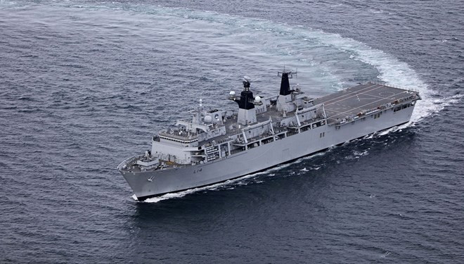 Buque HMS Albion de Marina Real Británica atraca en puerto de Vietnam ảnh 1