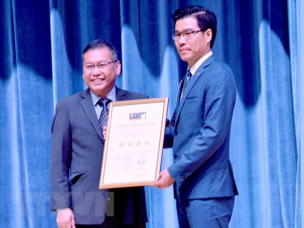 Primera universidad de Vietnam recibe cuatro estrellas de estándar internacional ảnh 1 Primera universidad de Vietnam recibe cuatro estrellas de estándar internacional ảnh 1