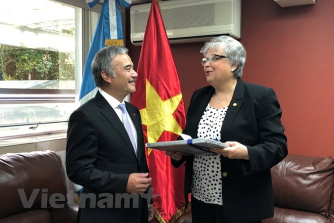 Presidente guatemalteco aprecia desarrollo sostenible de Vietnam ảnh 2