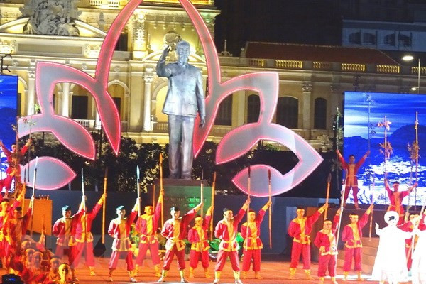 Efectúan programa artístico en Ciudad Ho Chi Minh por aniversario 73 del Día de Independencia ảnh 1
