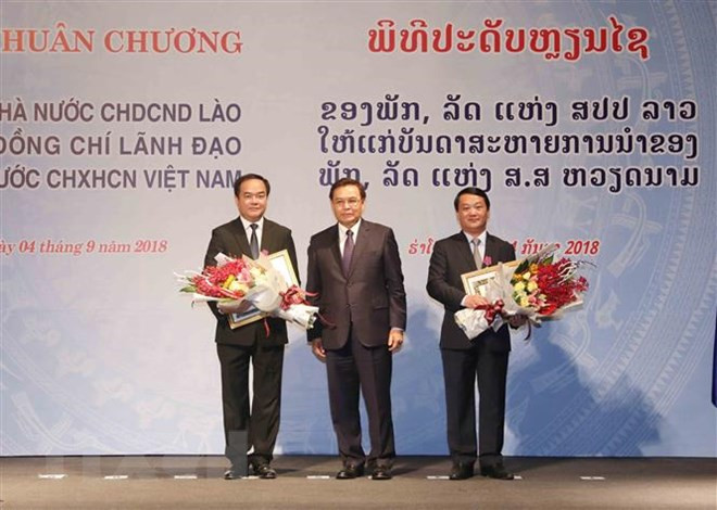 Laos condecora a funcionarios vietnamitas con Orden de la Libertad ảnh 1 Laos condecora a funcionarios vietnamitas con Orden de la Libertad ảnh 1