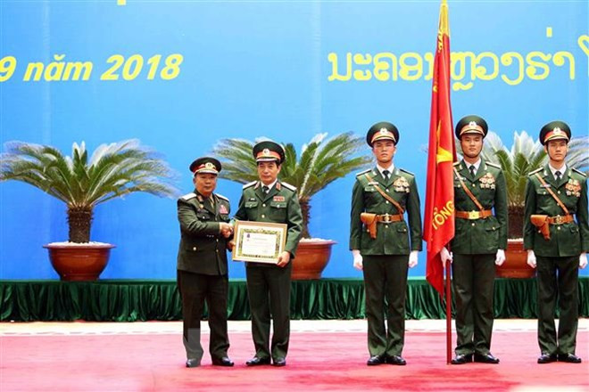 Entregan orden del Estado laosiano a oficiales y colectivos del Ejército Popular de Vietnam ảnh 1 Entregan orden del Estado laosiano a oficiales y colectivos del Ejército Popular de Vietnam ảnh 1