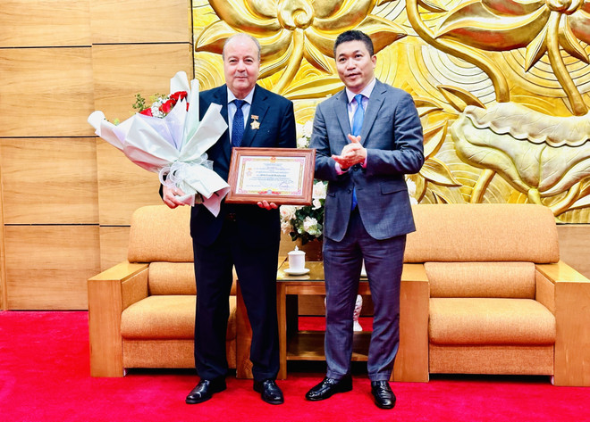 Vietnam entrega medalla conmemorativa de amistad a embajador argelino ảnh 1 Vietnam entrega medalla conmemorativa de amistad a embajador argelino ảnh 1