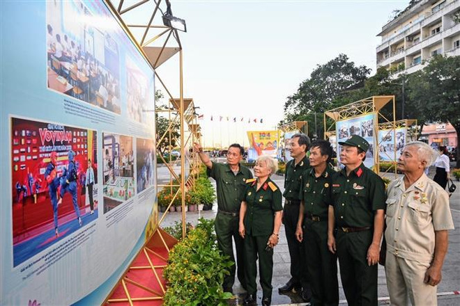Exposiciones de fotos en Ciudad Ho Chi Minh celebran reunificación nacional ảnh 1 Exposiciones de fotos en Ciudad Ho Chi Minh celebran reunificación nacional ảnh 1