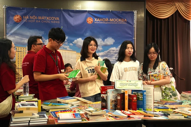 Feria del libro promueve la cultura lectora entre estudiantes vietnamitas en Rusia ảnh 1