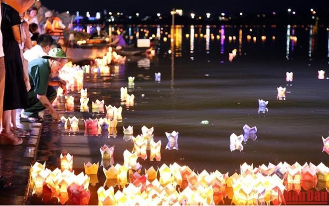 Miles de farolillos de flores iluminan el río Thach Han en Quang Tri ảnh 1