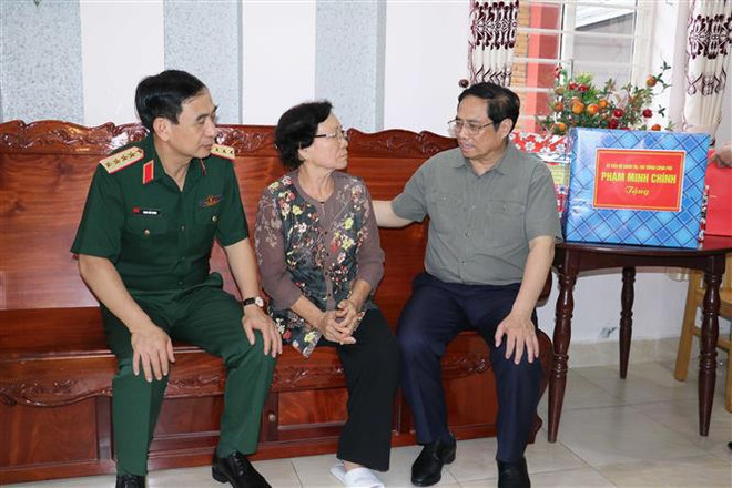 Obsequia Primer ministro regalos a familias beneficiadas de políticas preferenciales en Can Tho ảnh 1