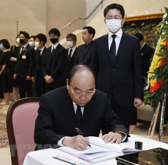Dirigentes vietnamitas rinden homenaje al difunto expremier japonés Abe Shinzo ảnh 3 Dirigentes vietnamitas rinden homenaje al difunto expremier japonés Abe Shinzo ảnh 3