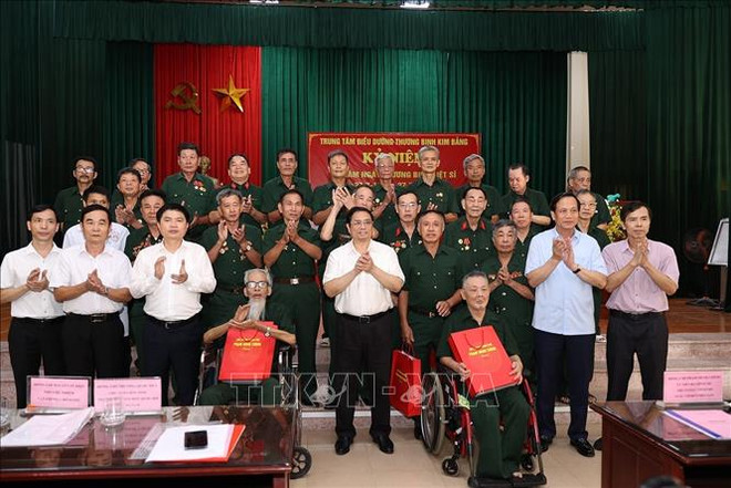 Premier vietnamita insta a implementar políticas preferenciales a personas con méritos revolucionarios ảnh 1 Premier vietnamita insta a implementar políticas preferenciales a personas con méritos revolucionarios ảnh 1