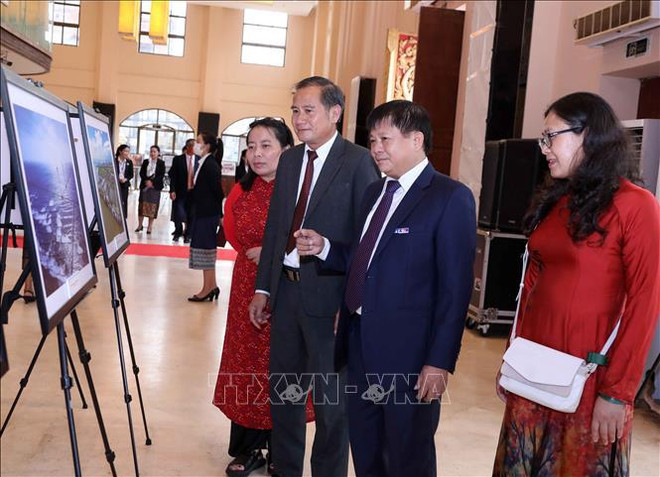 Inauguran exposición fotográfica “Belleza de Vietnam” en Laos ảnh 2 Inauguran exposición fotográfica “Belleza de Vietnam” en Laos ảnh 2