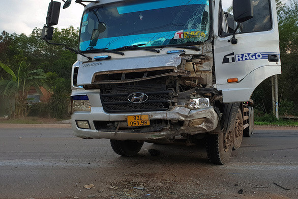 Rescatan a víctimas laosianas de accidente de tráfico en provincia vietnamita ảnh 1