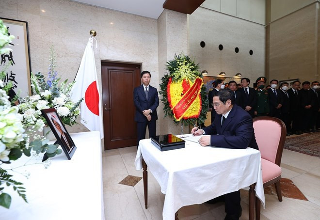 Dirigentes vietnamitas rinden homenaje al difunto expremier japonés Abe Shinzo ảnh 1 Dirigentes vietnamitas rinden homenaje al difunto expremier japonés Abe Shinzo ảnh 1