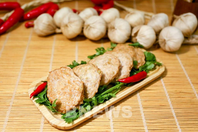 Salchichas de copos de arroz glutinoso verde, plato especial de Hanoi ảnh 1 Salchichas de copos de arroz glutinoso verde, plato especial de Hanoi ảnh 1