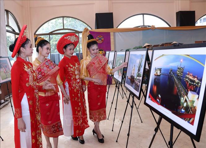 Inauguran exposición fotográfica “Belleza de Vietnam” en Laos ảnh 4 Inauguran exposición fotográfica “Belleza de Vietnam” en Laos ảnh 4